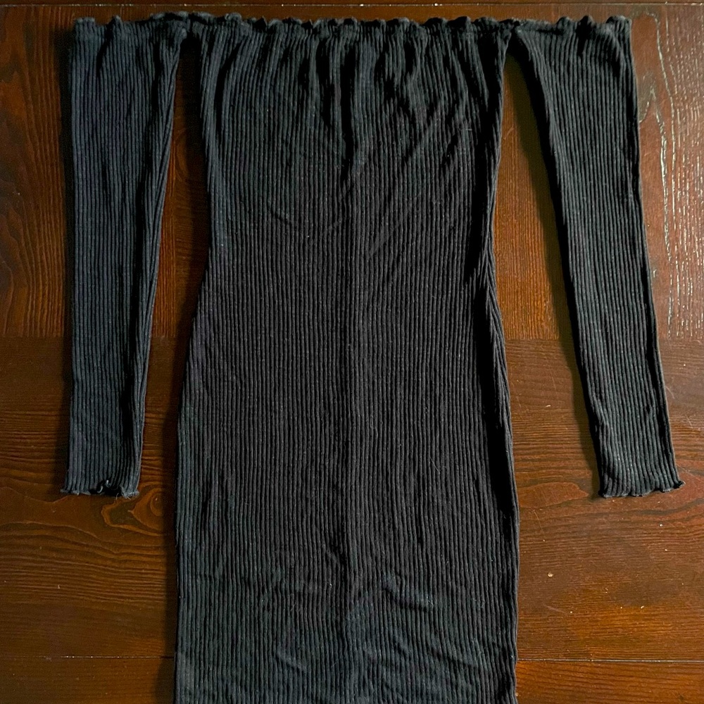 Ribbed Off-Shoulder Long Sleeved Bodycon Dress: Black